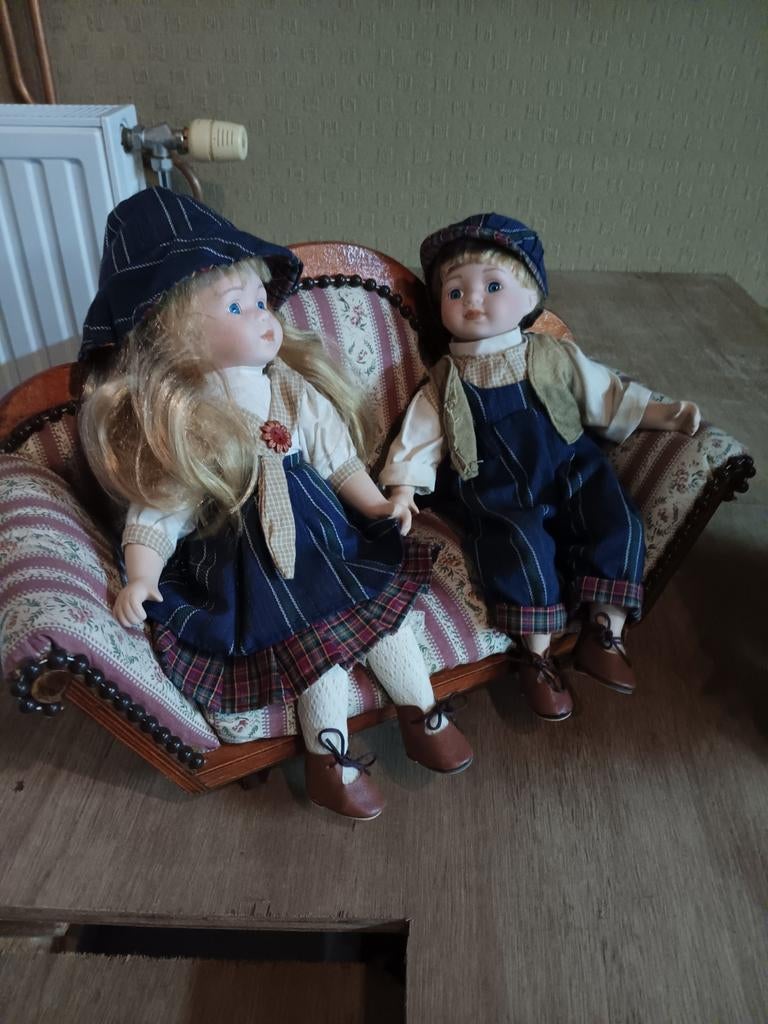 Antiek salon met poppen, Ophalen