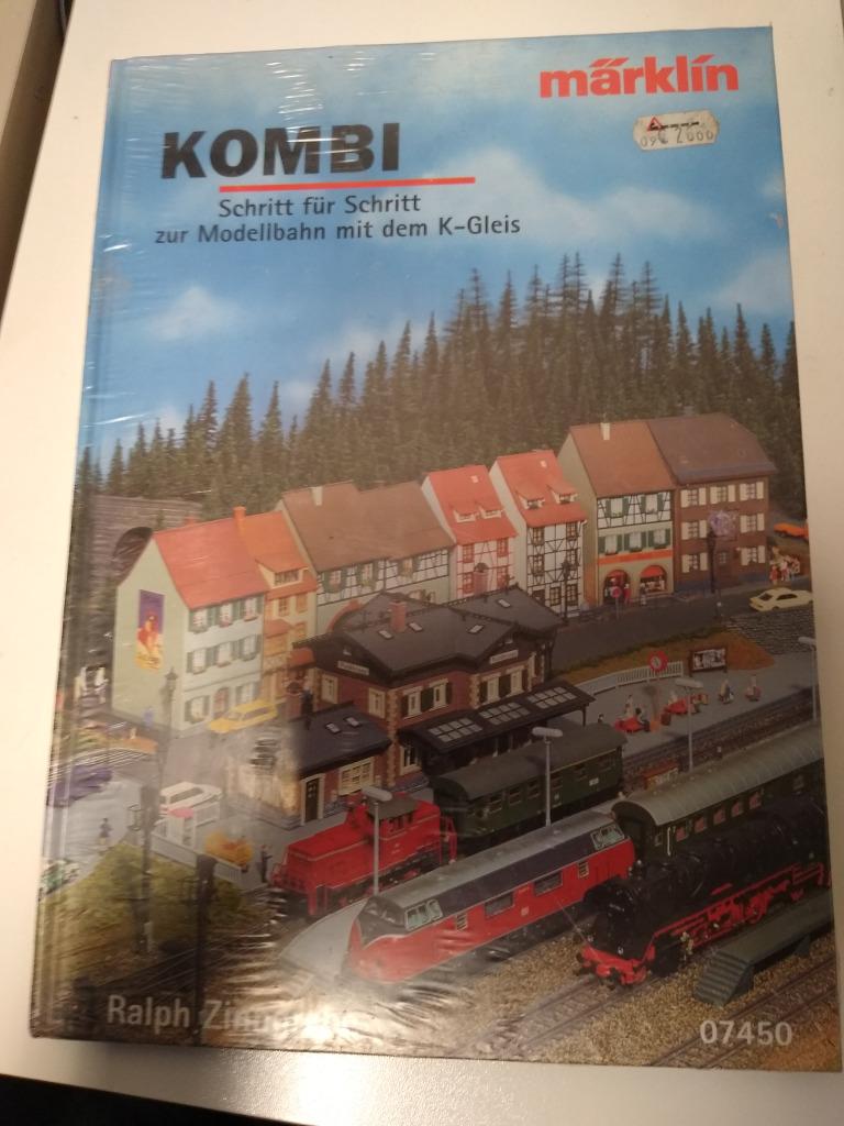 Marklin 07450 boek kombi k-rail Nieuw, Wisselstroom, Nieuw, Märklin, Boek, Tijdschrift of Catalogus
