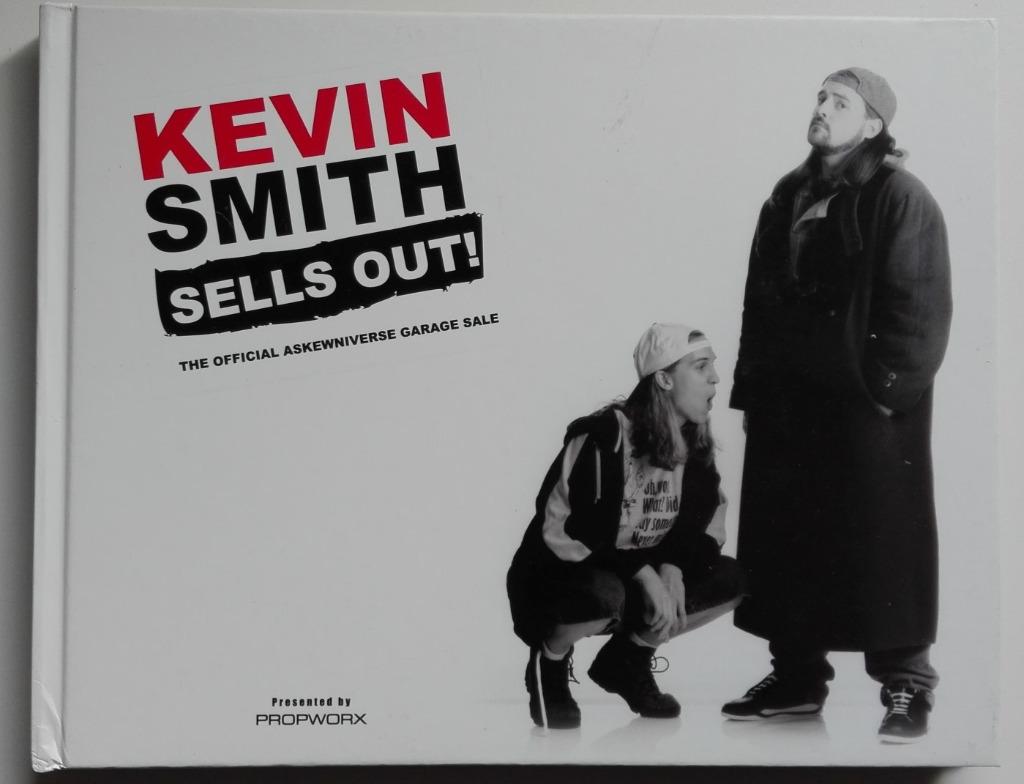 Boek Kevin Smith Sells Out! (View Askew veiling catalogus), Ophalen of Verzenden, Zo goed als nieuw, Filmspecifiek