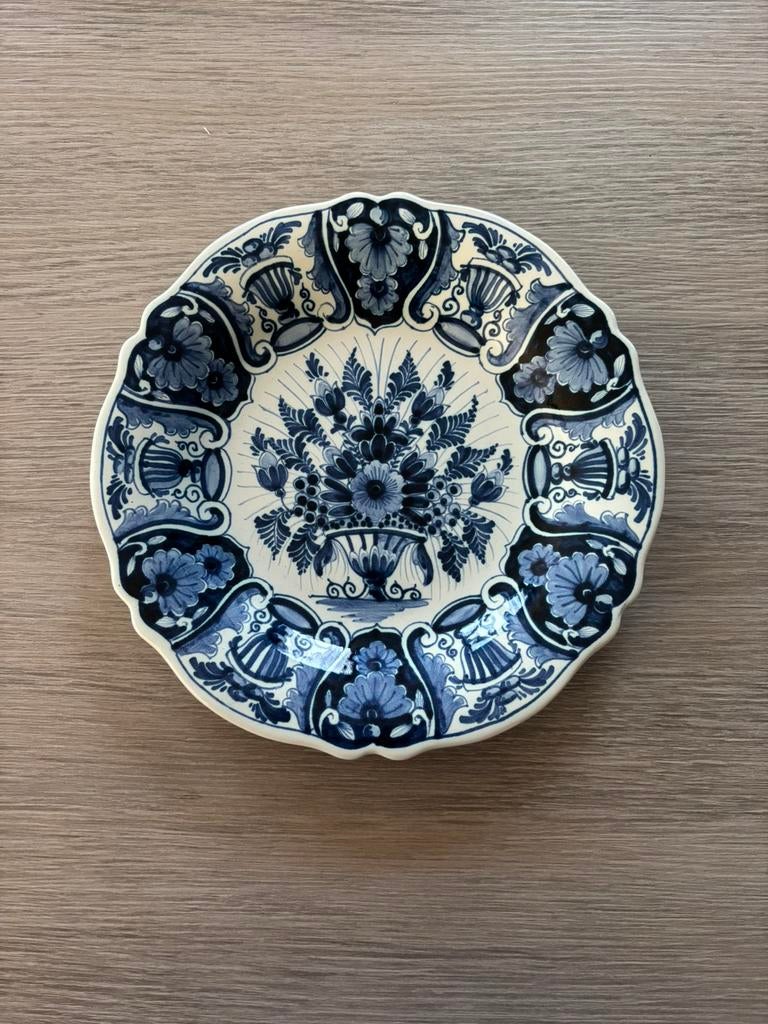 Delfts wandbord met geschulpte rand - 24 cm, Antiek en Kunst, Ophalen of Verzenden