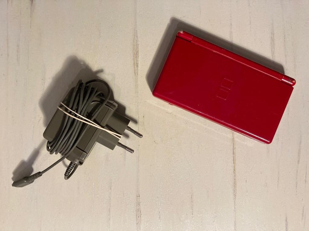 Nintendo DS Lite rouge avec chargeur 2006, Consoles de jeu & Jeux vidéo, Enlèvement ou Envoi, Utilisé, Rouge, DS Lite