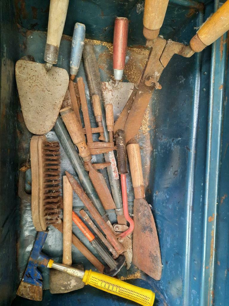Oud gereedschap . Beitels , truwelen , waterpassen ,  enz.., Ophalen of Verzenden, Gebruikt