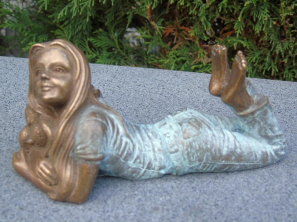 statue d une fille coucher et son nounours en bronze ., Enlèvement, Bronze