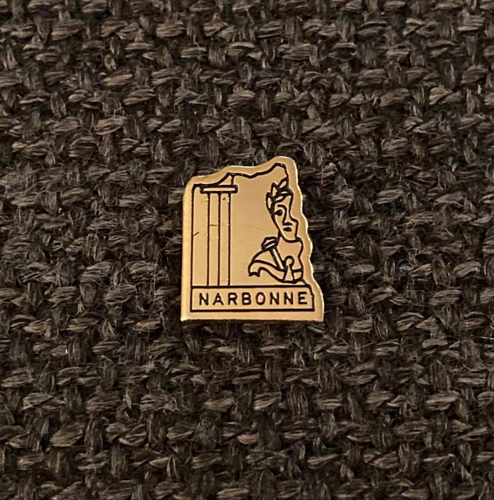 PIN - NARBONNE - FRANCE - FRANKRIJK, Envoi, Utilisé, Ville ou Campagne, Insigne ou Pin's