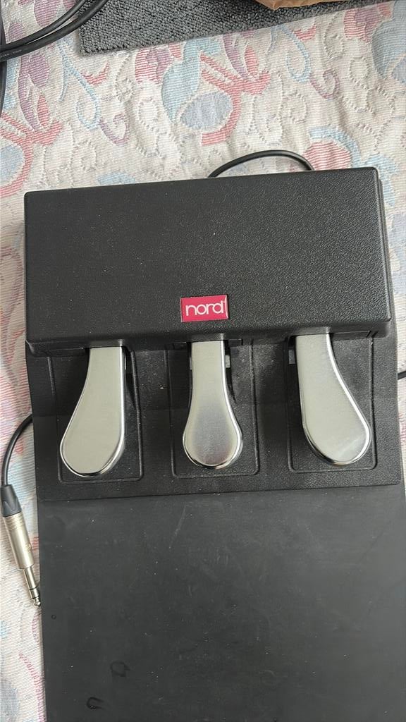 Clavia nord triple pedal, Enlèvement, Comme neuf