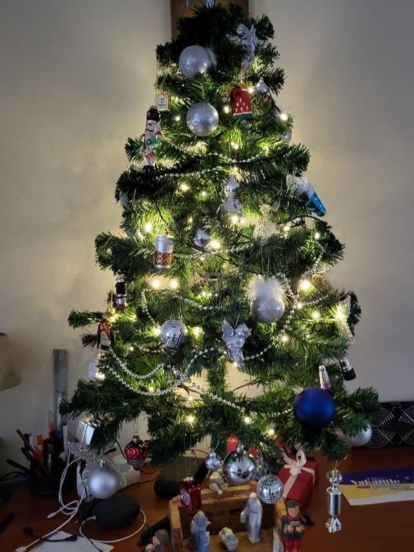 Sapin de Noël artificiel + guirlande + décorations, Enlèvement, Comme neuf