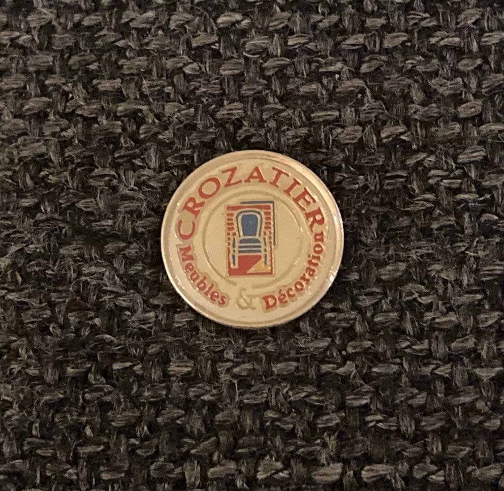 PIN - CROZATIER - MEUBLES & DECORATION, Envoi, Utilisé, Autres sujets/thèmes, Insigne ou Pin's