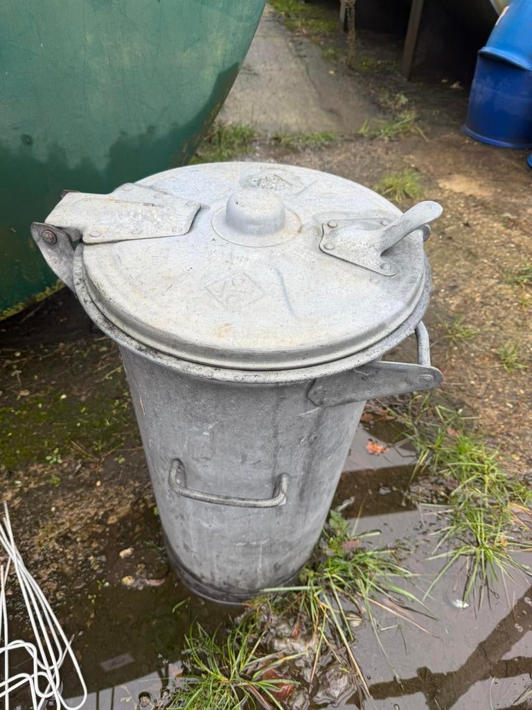 Oude metalen “vuilnisbak”, Ophalen