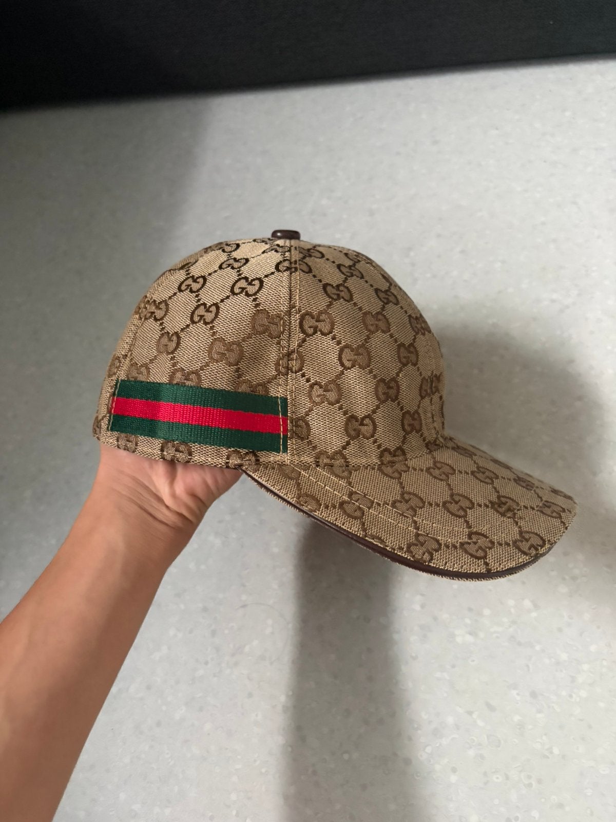 Gucci pet, Ophalen of Verzenden, Zo goed als nieuw, 57 cm (M, 7⅛ inch) of minder, Pet