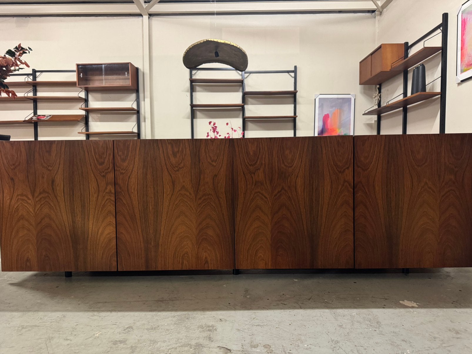Zeer fraai vintage lowboard dressoir, Huis en Inrichting, Kasten | Dressoirs, Teakhout, Ophalen of Verzenden, 200 cm of meer, Gebruikt