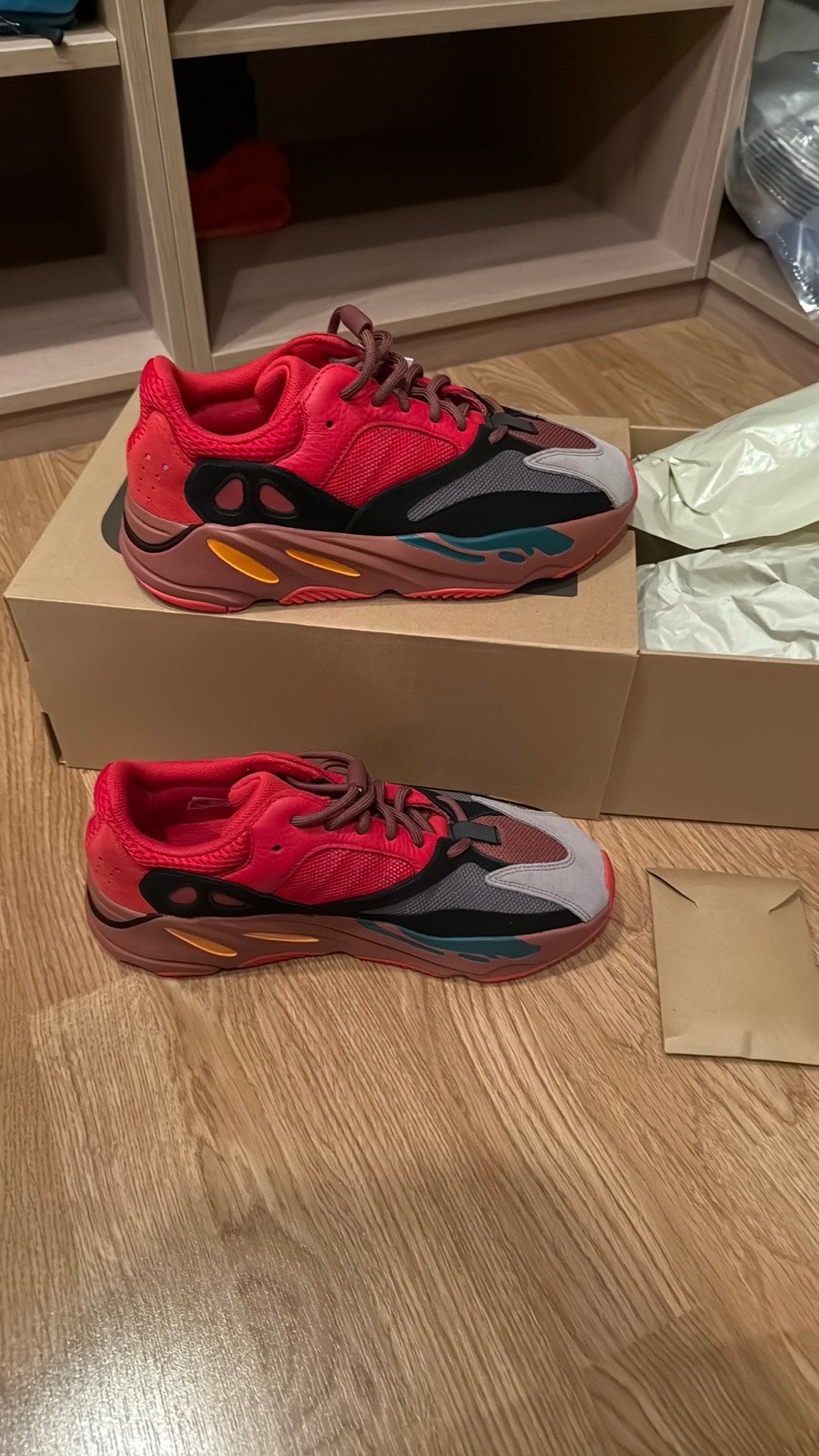 Adidas Yeezy Boost 700 Hi-Res Red – Nieuw – Maat 44 2/3, Enlèvement, Comme neuf
