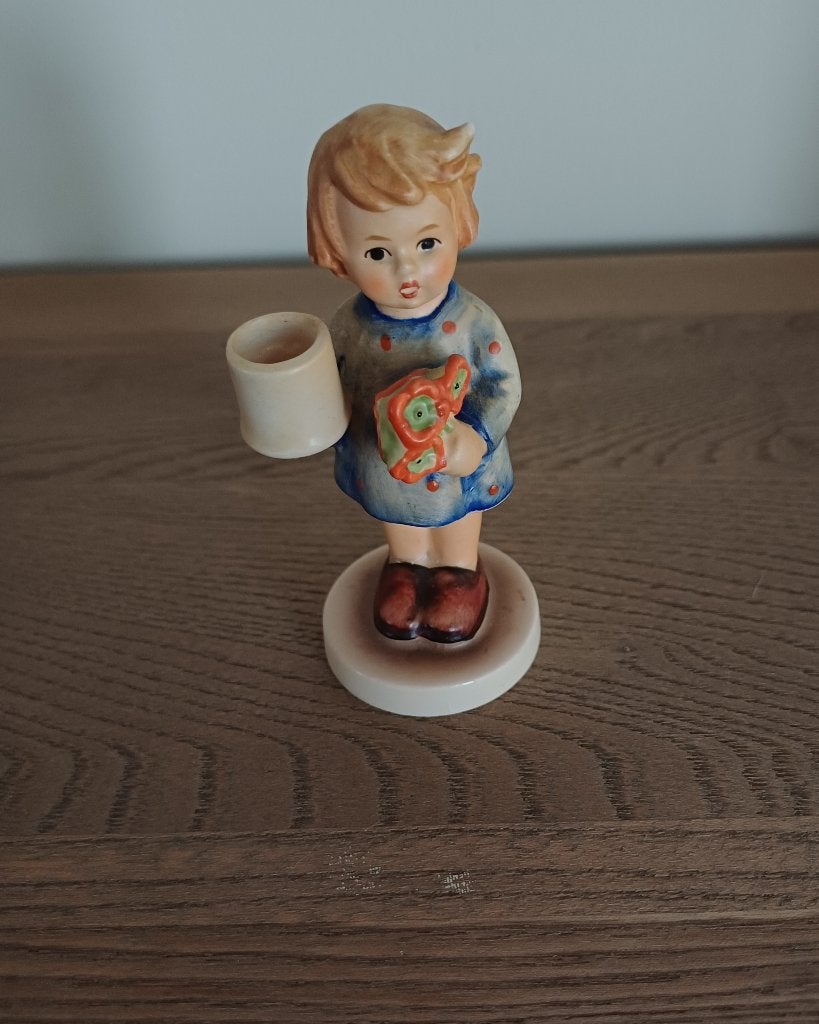 Goebel, Hummel beeldje  - Girl with Nosegay, Ophalen, Zo goed als nieuw, Hummel