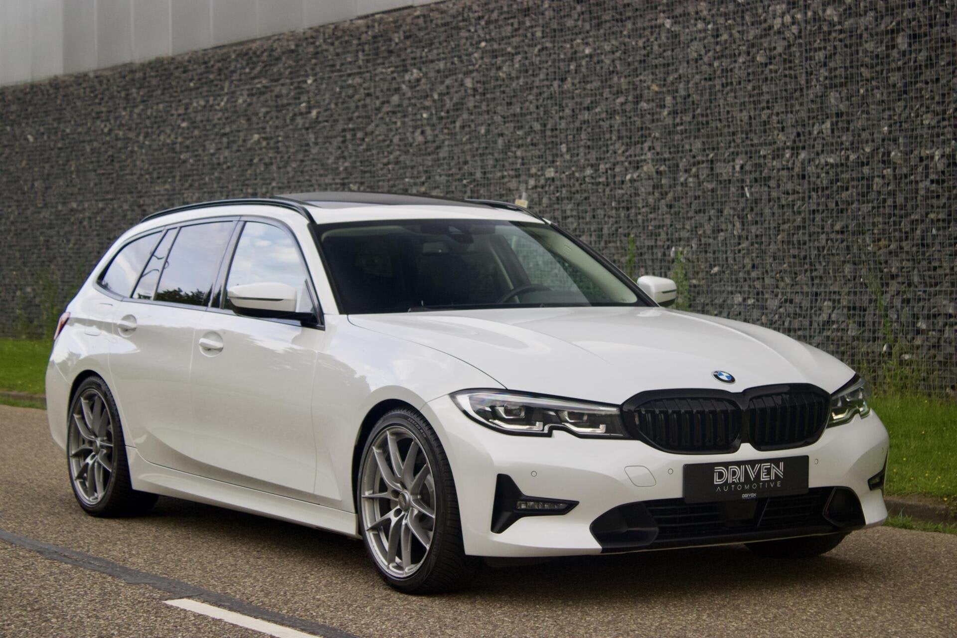 BMW 330i Touring|Pano- OZ - Parelmoer - Live Cockpit - 1 Eig, Automaat, Achterwielaandrijving, Gebruikt, Zwart