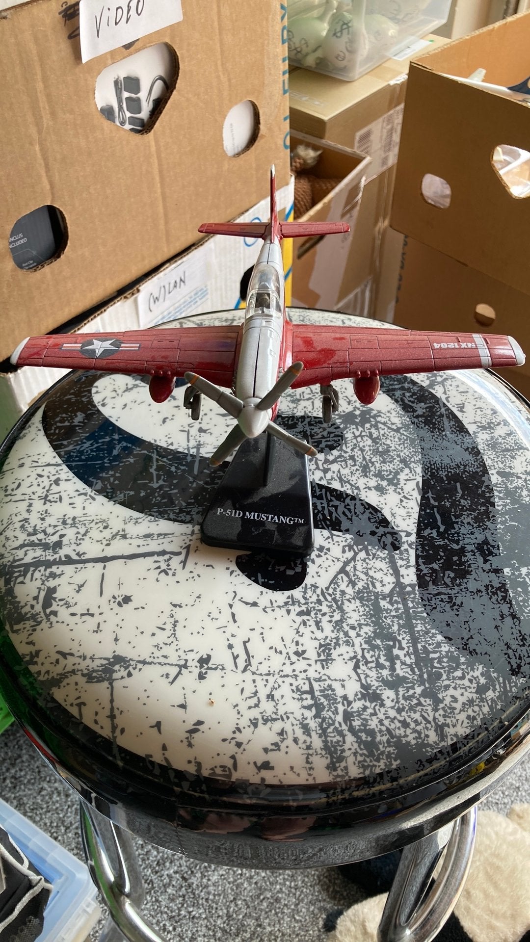 P-51D Mustang Vliegtuig Model met Standaard (Red / Racer), Verzamelen, Ophalen of Verzenden, Zo goed als nieuw