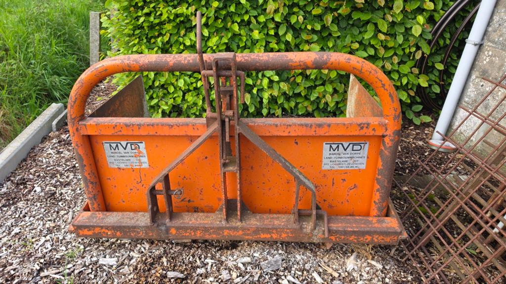 Kipbare grondbak laadbak voor traktor, Enlèvement