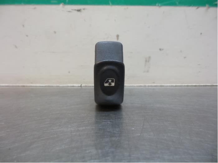 Commutateur vitre électrique d'un Renault Clio (Clio 2 98-), Renault, -, Utilisé, -