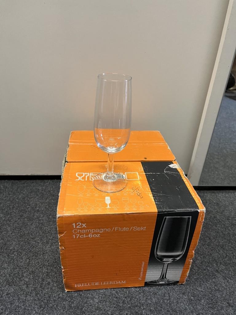 24 champagneglazen, Ophalen, Zo goed als nieuw