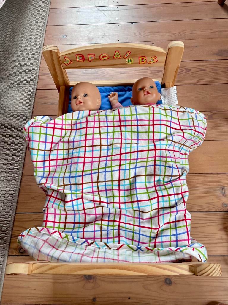 Ikea poppenbed met 2 poppen en accessoires bed, Kinderen en Baby's, Ophalen, Zo goed als nieuw