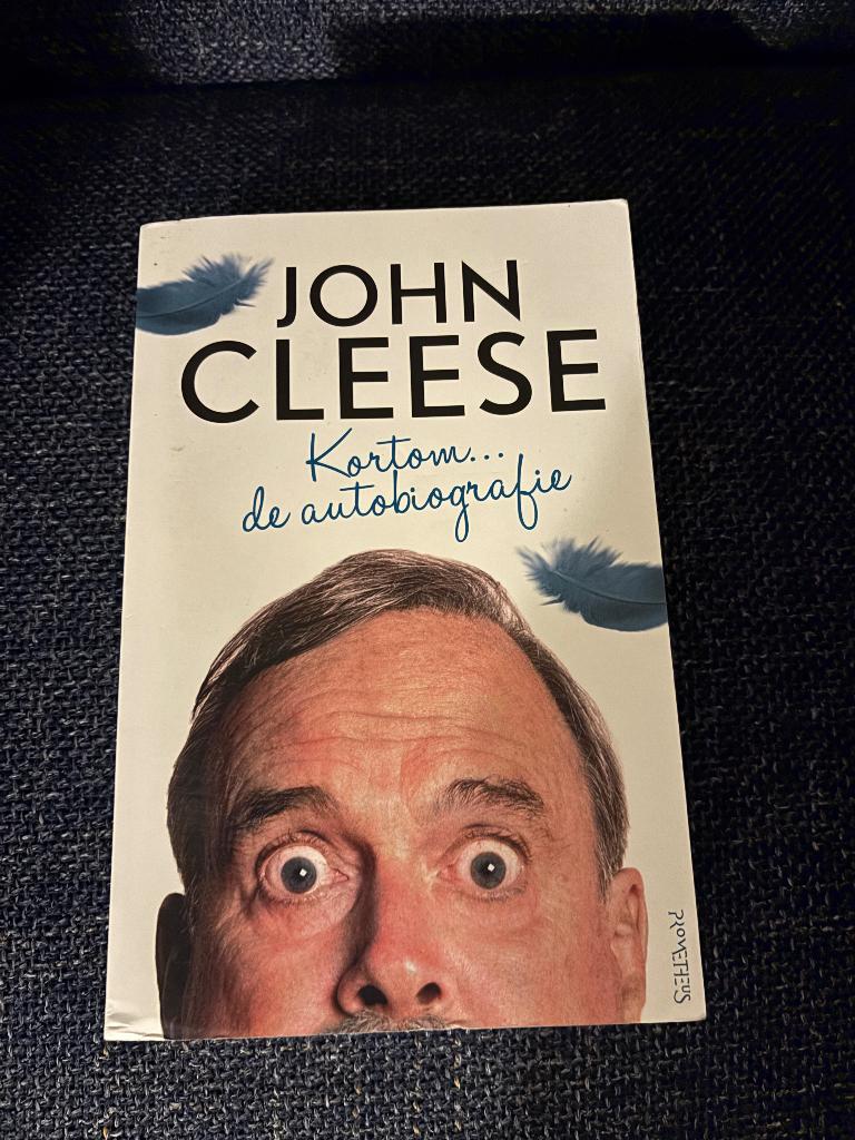 John Cleese KORTOM de autobiografie., Ophalen of Verzenden, Gelezen, John Cleese, Film, Tv en Media