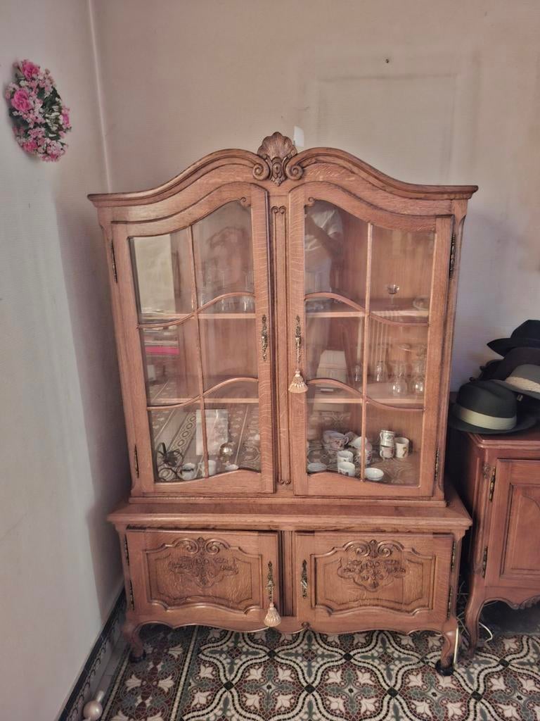 Vitrinekasten met tafel en opbergkast, Ophalen