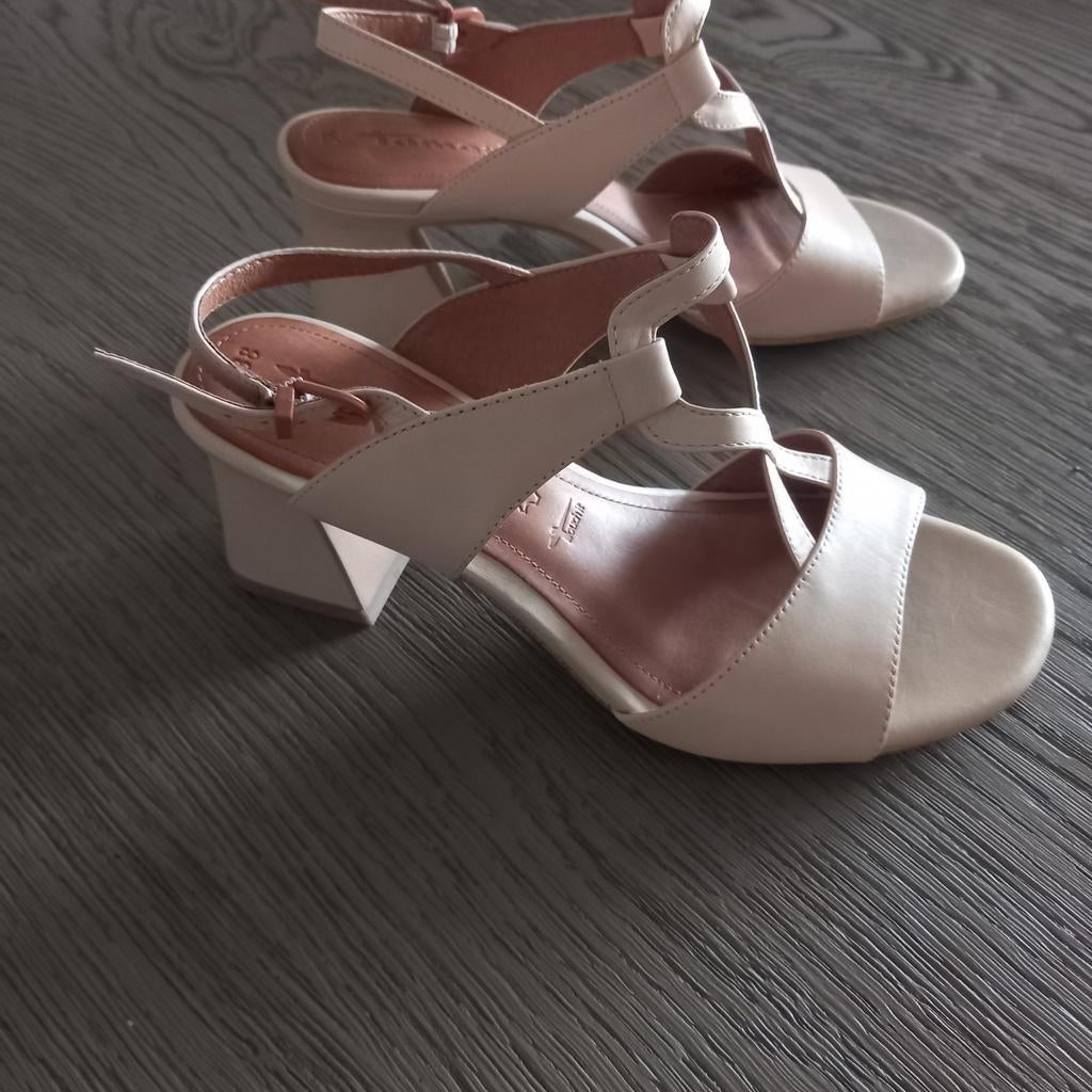 Tamaris dames sandalen, Enlèvement