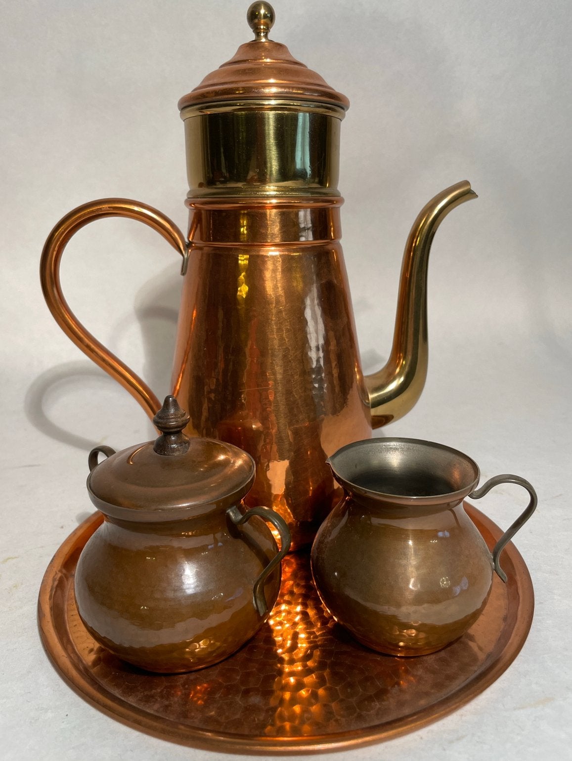 Vintage koperen koffieset en ketel op dienblad, Antiek en Kunst, Ophalen