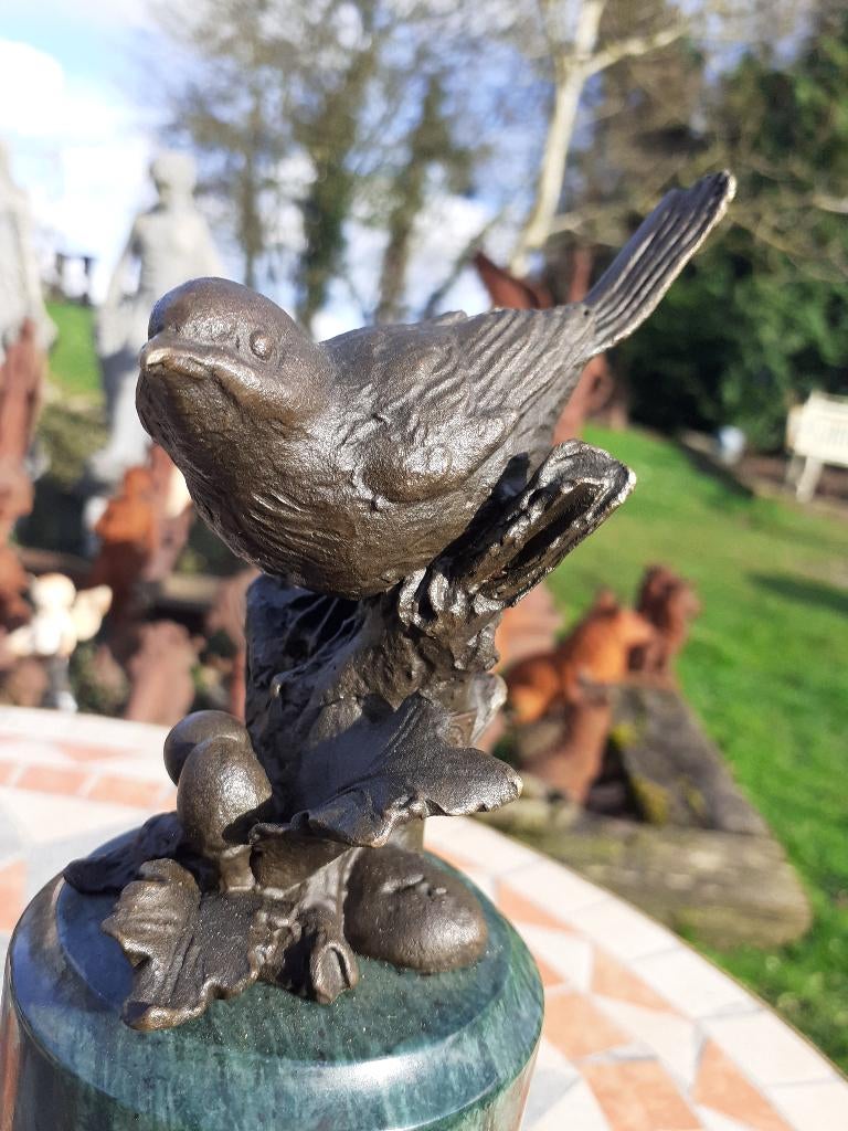 BRONZEN VOGEL GESIGNEERD MILO OP EEN RONDE MARMEREN SOKKEL, Ophalen of Verzenden, Brons