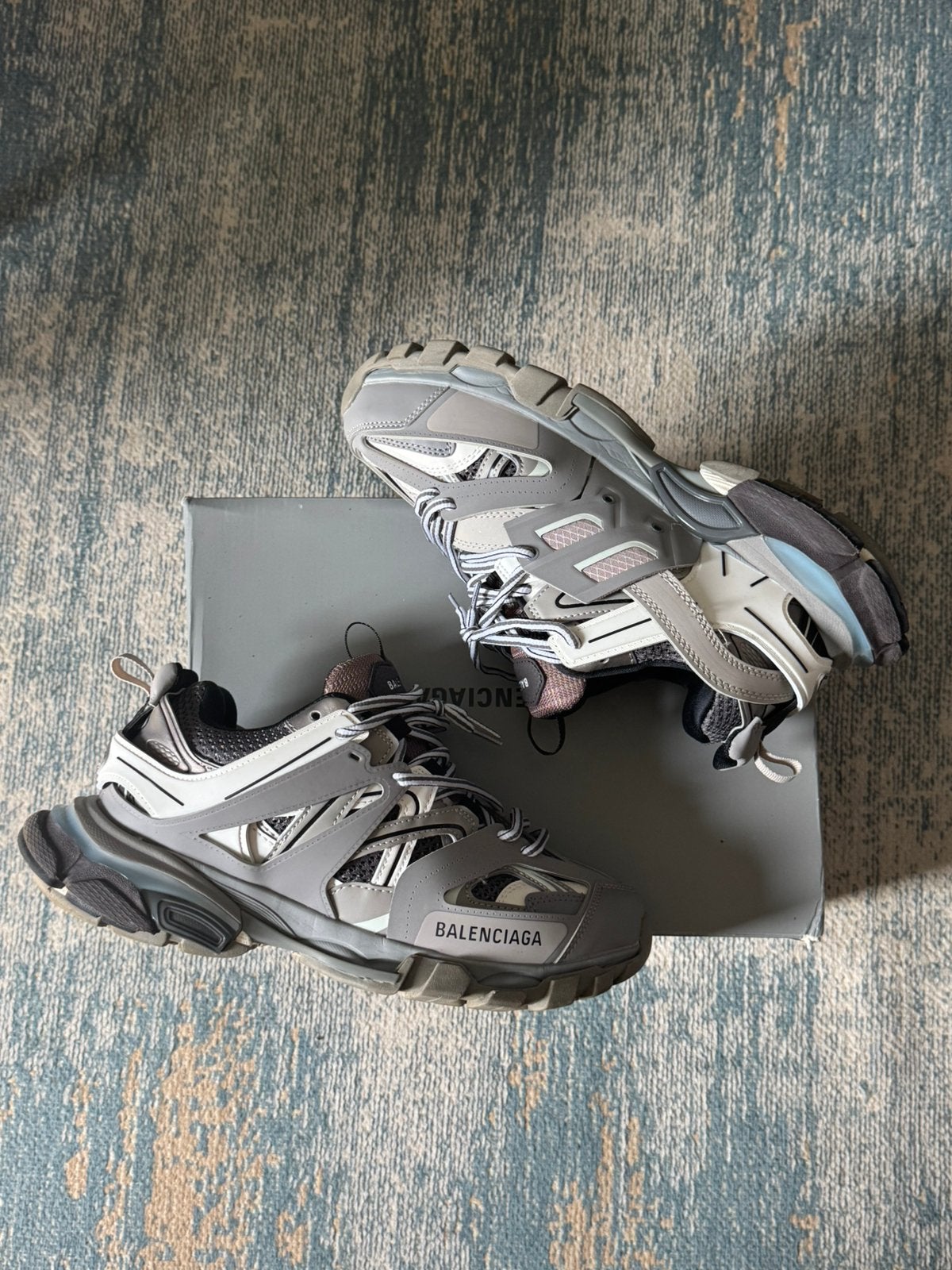 Balenciaga tracks grey, Vêtements | Hommes, Chaussures, Autres couleurs, Comme neuf, Baskets, Envoi