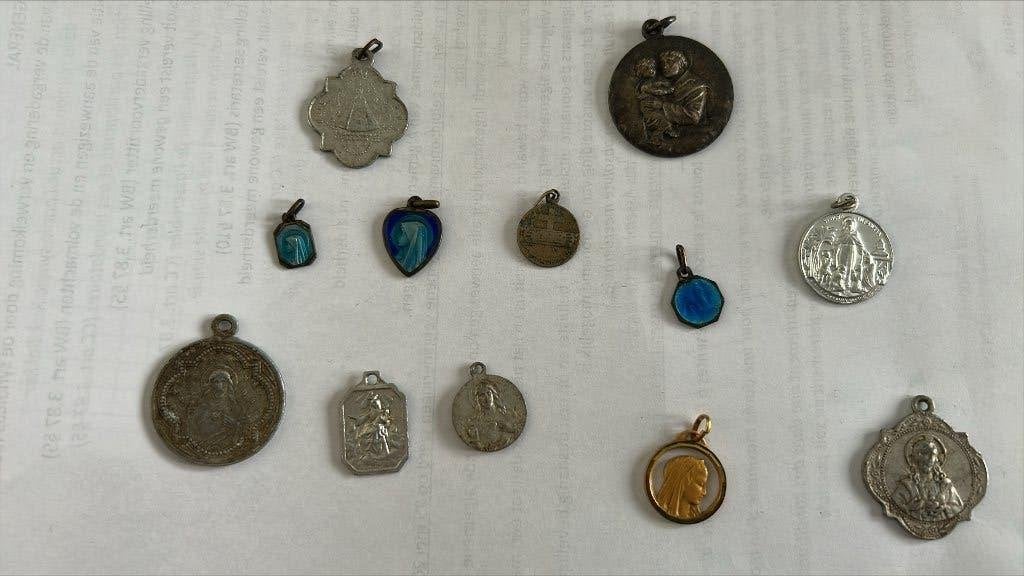 Lotje 12 religieuze bedels, Antiek en Kunst, Antiek | Religieuze voorwerpen, Ophalen of Verzenden