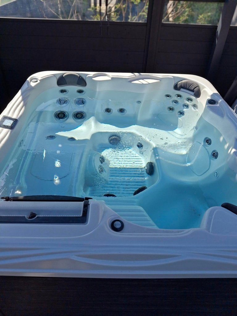 Spa / Jacuzzi Artesian Nevis + gratis accessoires, Tuin en Terras, Bubbelbaden en Hottubs, Ophalen, Zo goed als nieuw, Trap, Vast