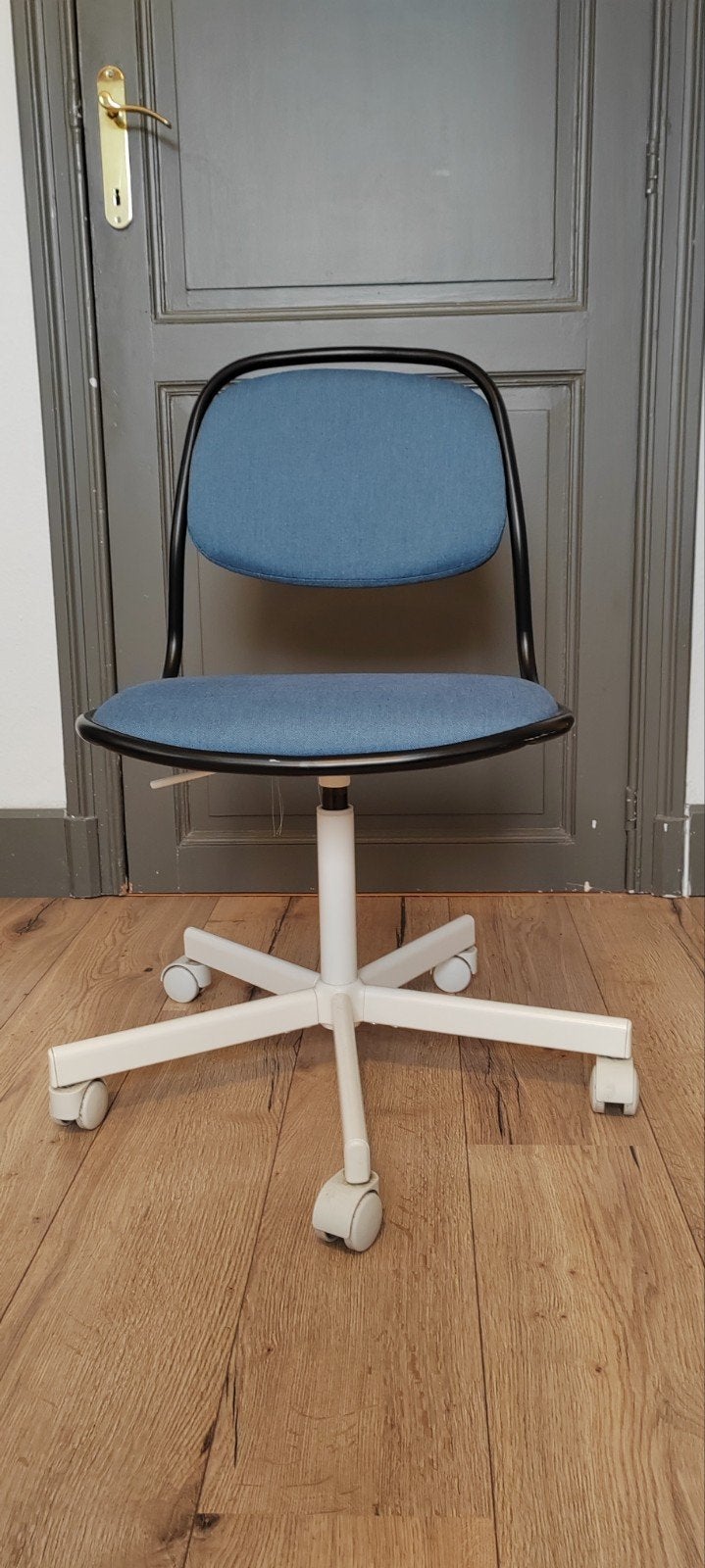 Chaise pivotante, noir/bleu foncé, Ikea ÖRFJÄLL
Chaise pivo, Comme neuf, Enlèvement, Bleu, Chaise de bureau