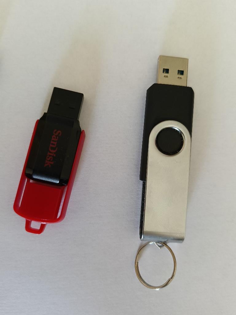 Opstartbare USB sticks met Linux installatie, Computers en Software, Ophalen, Zo goed als nieuw, Geen merk, 16 GB