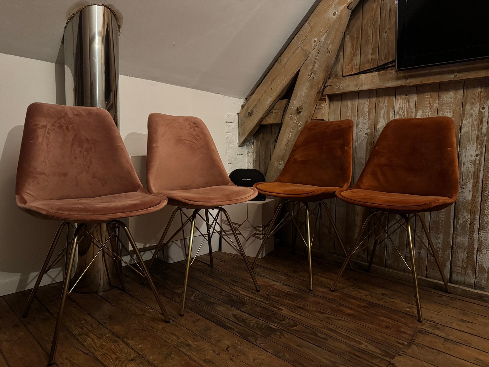 8 Stoelen velvet terracotta en zachtroze, Ophalen, Overige kleuren, Klassiek design, Zo goed als nieuw