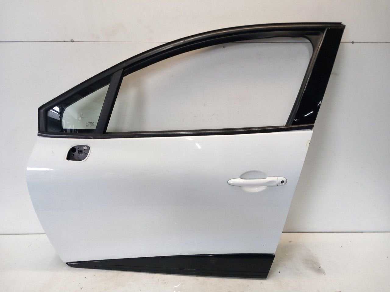 Portier links voor Renault Clio, Onderdelen@venauto.nl, Van der Ven Autorecycling B.V., Ettenseweg 76, 4706 PB Roosendaal, The Netherlands
