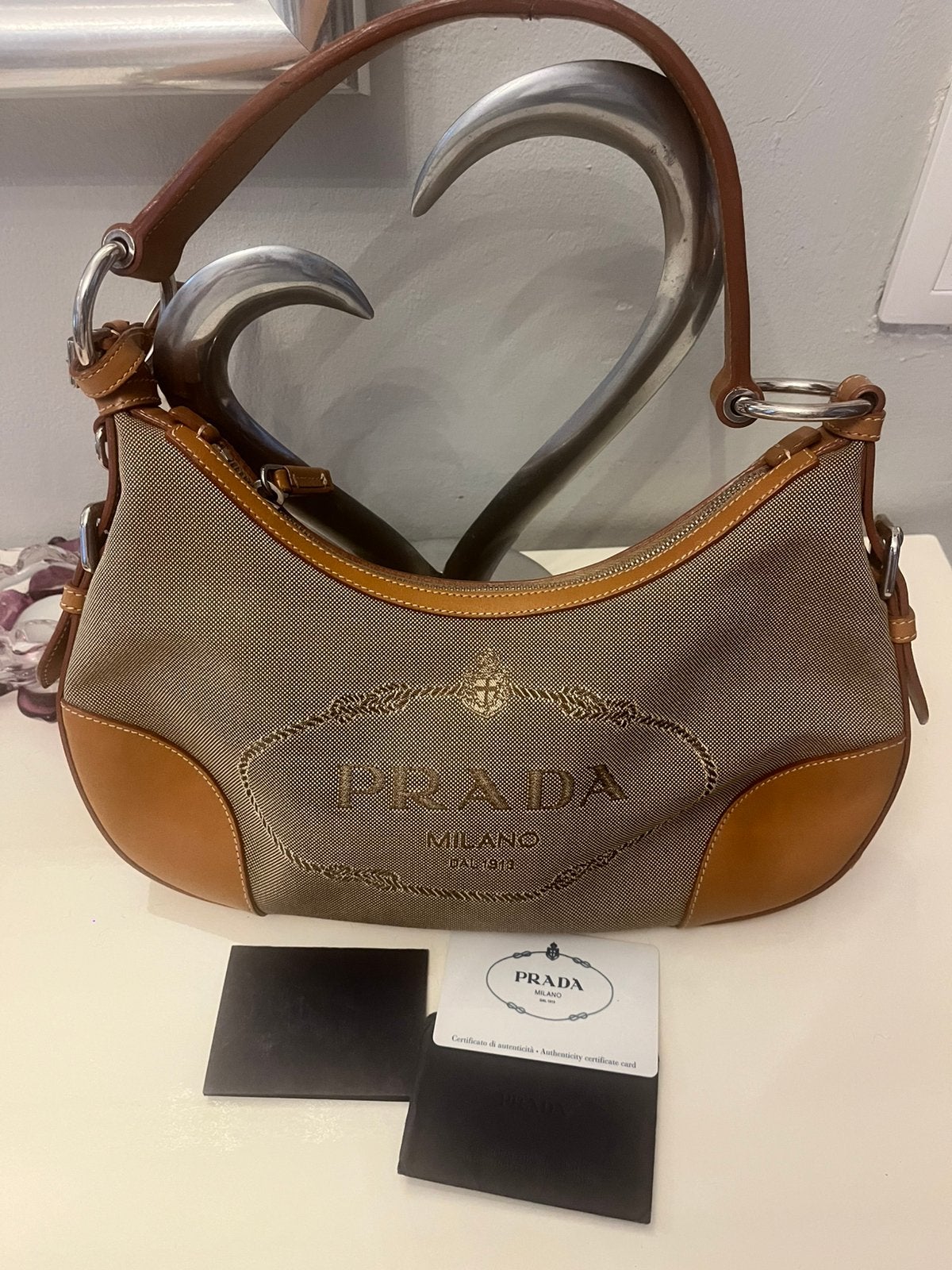 Sac d’épaule vintage PRADA Hobo  Cuir + Carte d'authenticité, Enlèvement ou Envoi, Comme neuf, Beige, Sac à main