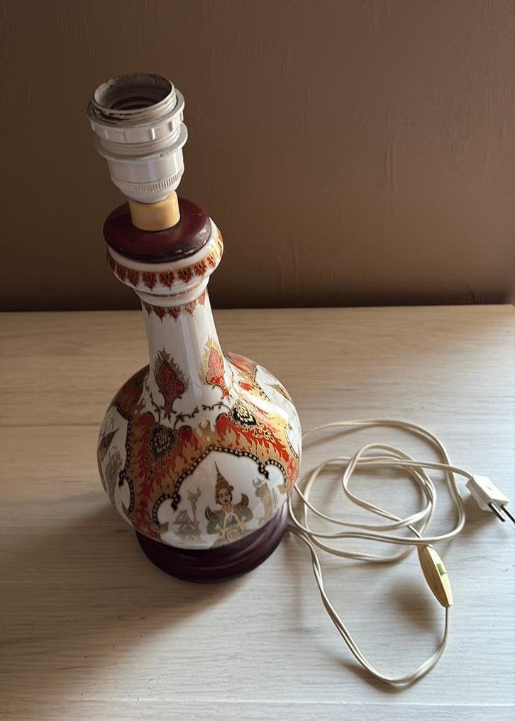 Lampe vase en porcelaine asiatique vintage sur base en bois, Lampe d'ambiance, Vintage, Enlèvement ou Envoi, Bois