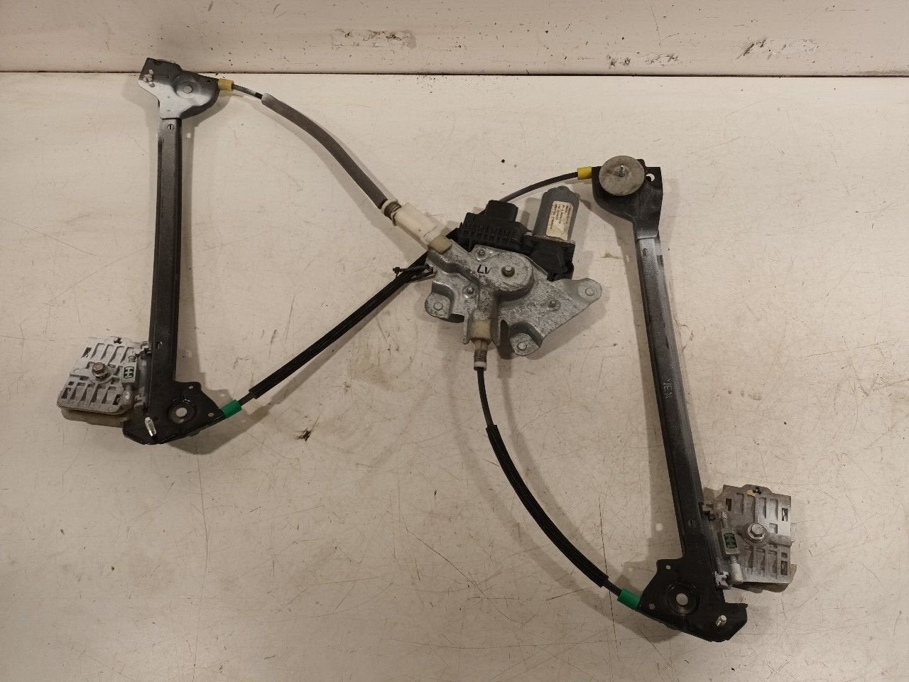 Raammechaniek elektrisch links voor Ford Mustang, Onderdelen@venauto.nl, Van der Ven Autorecycling B.V., Ettenseweg 76, 4706 PB Roosendaal, The Netherlands