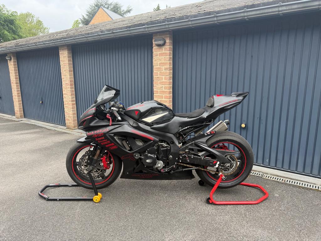 Gsxr 750 K7 piste, Enlèvement, Comme neuf
