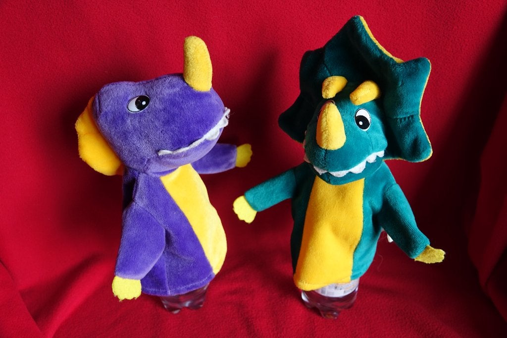 2 zachte handpoppen kleurrijke dino's, Enfants & Bébés, Jouets | Peluches, Enlèvement ou Envoi, Overige karakters, Autres marques