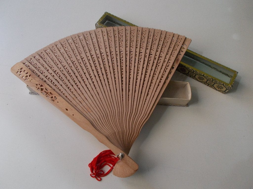 Ventilateur authentique en bois de santal boîte d'origine, Antiquités & Art, Enlèvement ou Envoi