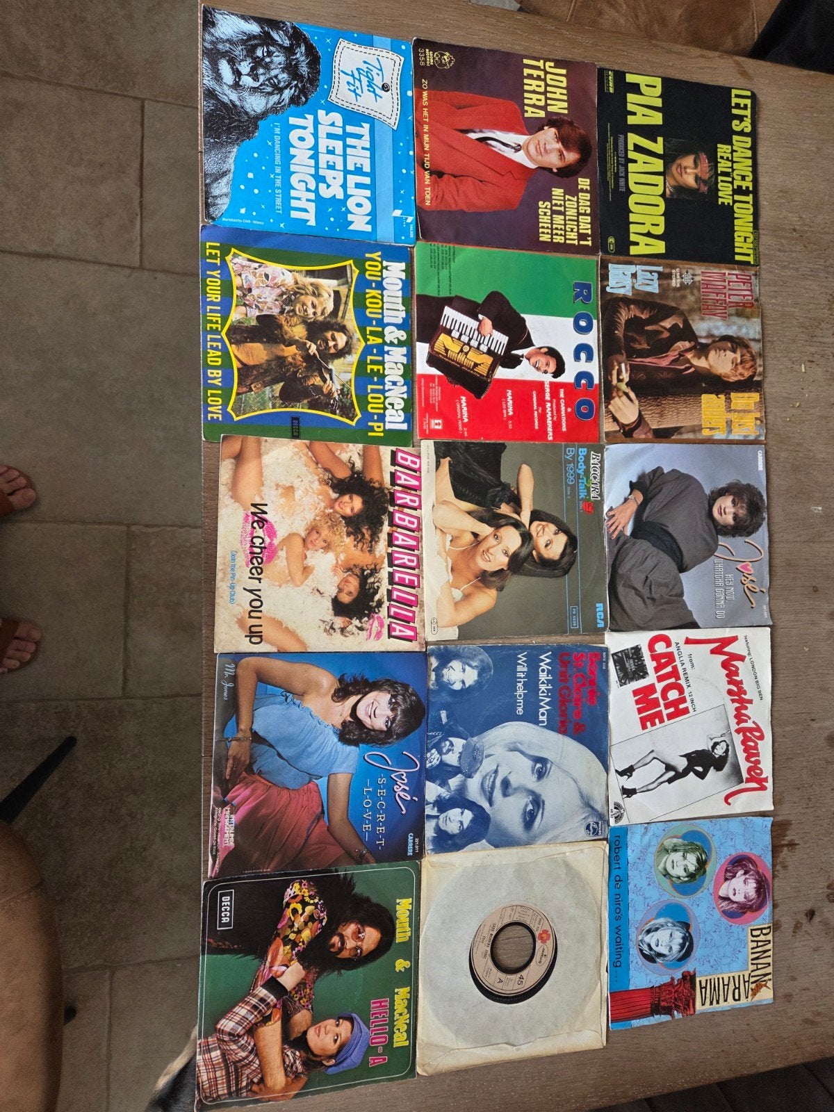 Lot oude vinyl singles te koop, Ophalen