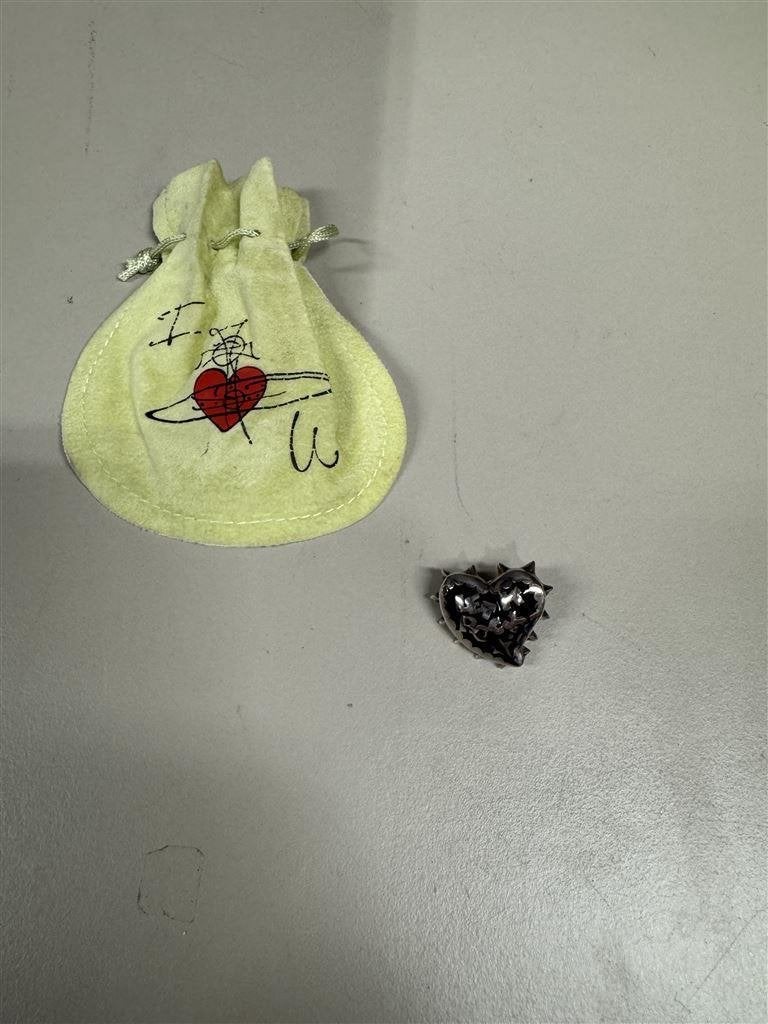 Vivienne Westwood brosche Let It rock Spiky Heart Brooch, Ophalen of Verzenden, Zo goed als nieuw