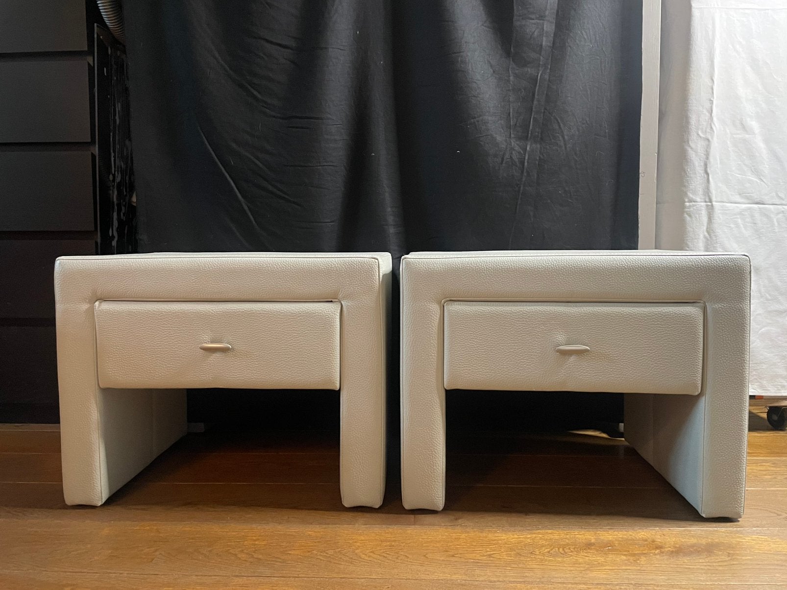Table de nuit en similicuir, Maison & Meubles, Chambre à coucher | Tables de chevet, Enlèvement, Utilisé, Autres matériaux, 45 à 65 cm