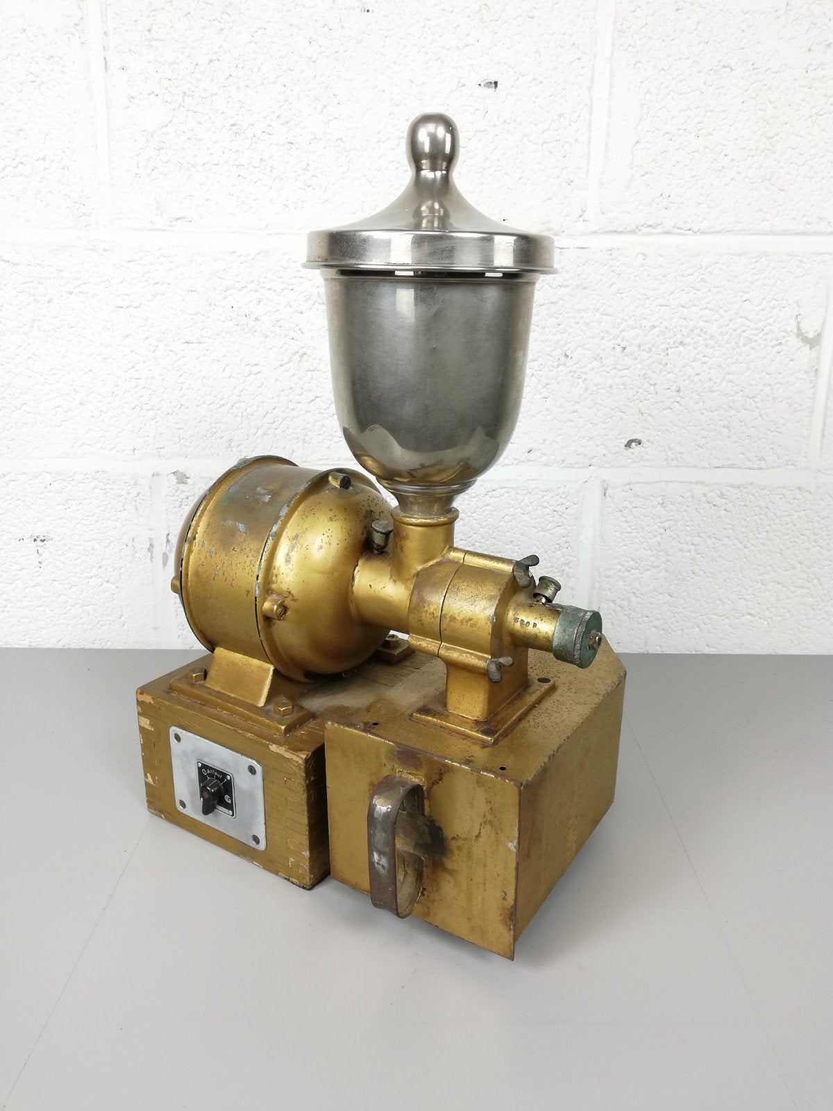 Grote industriële koffiemolen, Ophalen