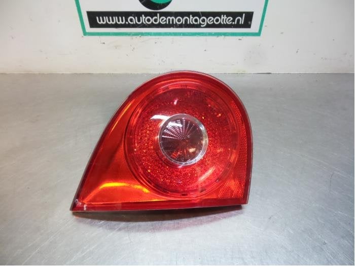Achterlicht links van een Volkswagen Golf (Golf 04-), Gebruikt, -, Volkswagen, -