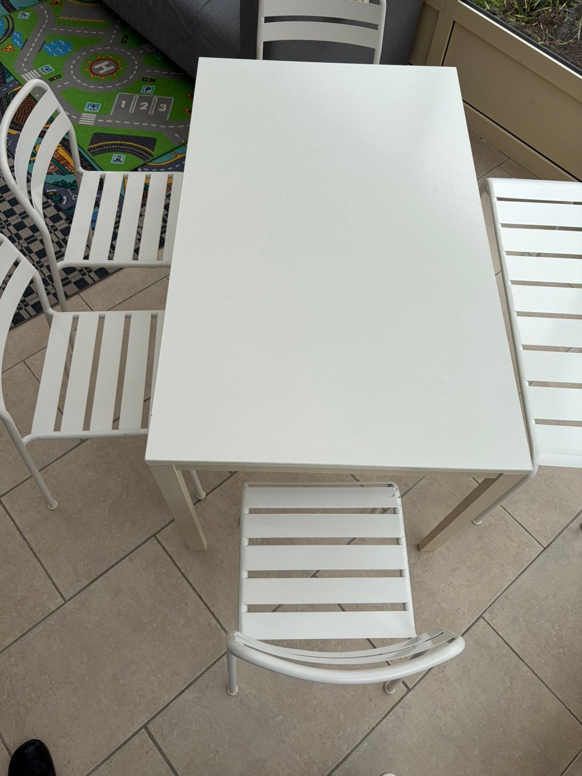 Ikea tafel met 4 ijzeren stoelen en bank, Tuin en Terras, Ophalen, Zo goed als nieuw