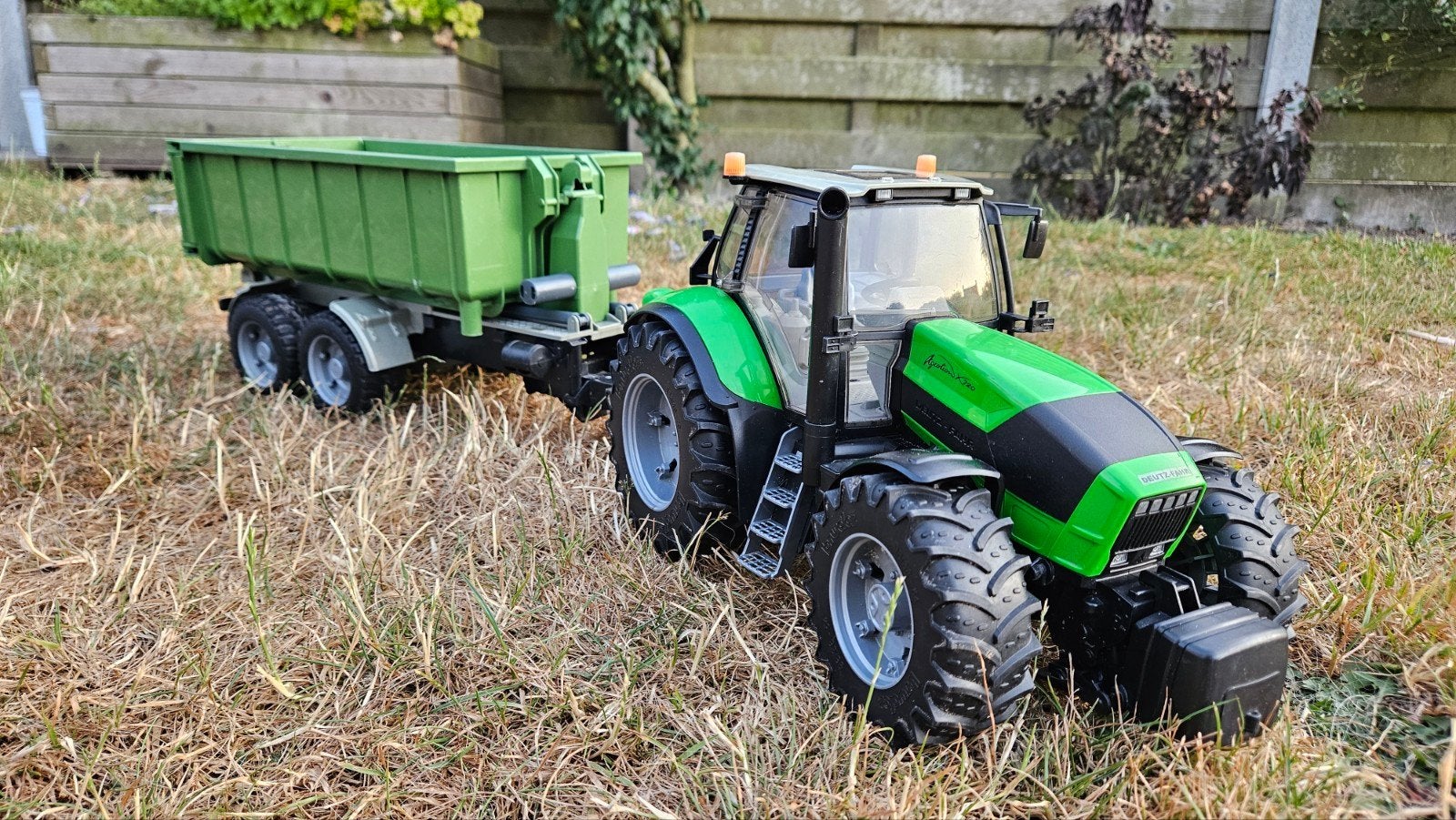 Bruder Deutz-Fahr tractor met container aanhangwagen, Ophalen, Zo goed als nieuw, Jongen of Meisje