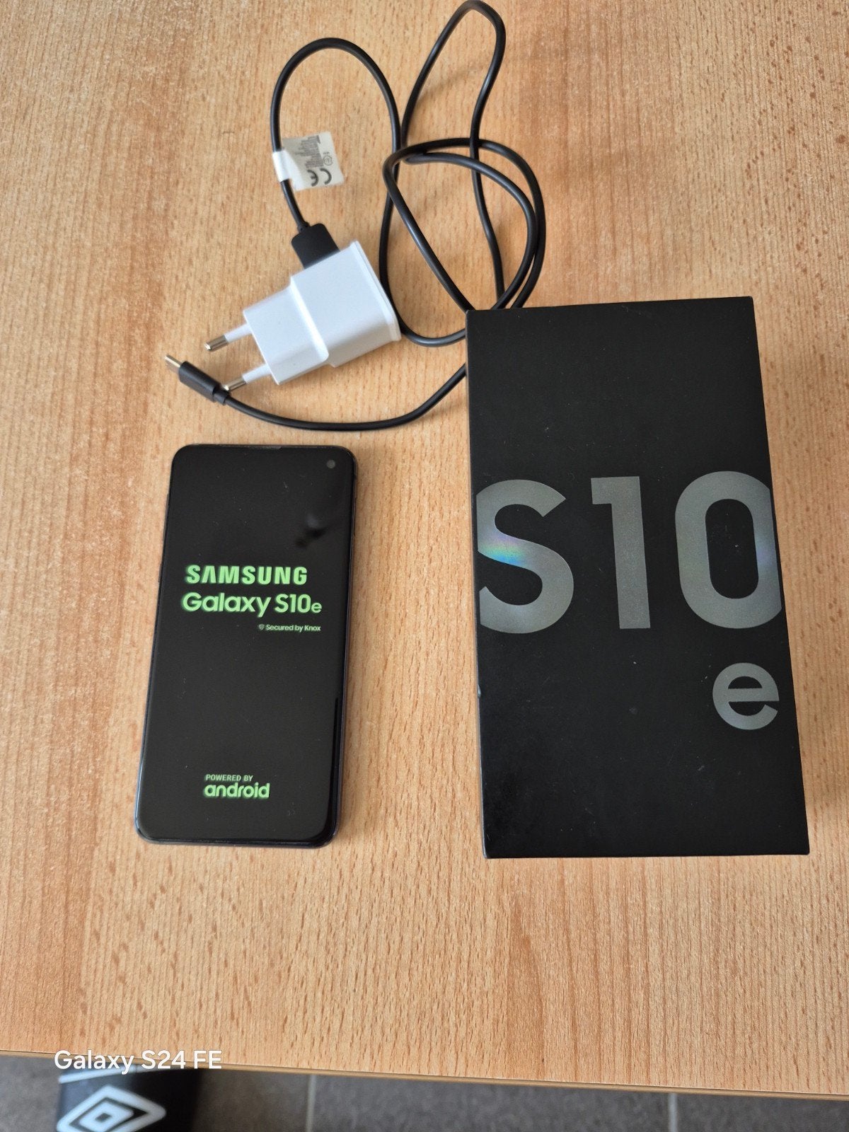 Avendre samsung s10e avec boite et chargeur en bon etat, Télécoms, Téléphonie mobile | Samsung, Enlèvement