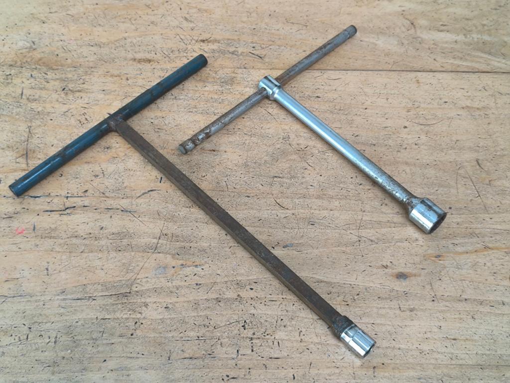 2 x grote/ lange T sleutels. (17 & 24), Ophalen of Verzenden, Gebruikt
