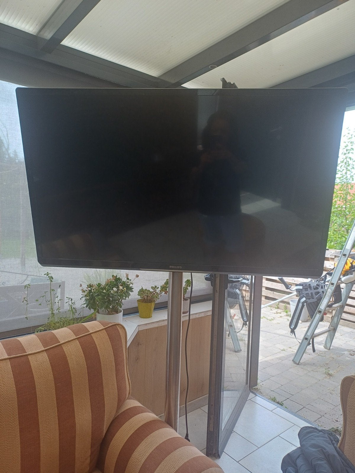Te koop: 47inch Phillils tv op staander van Vogel's, Ophalen of Verzenden